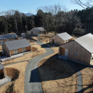 高嶺の森のコテージ　地形を利用した配置設計