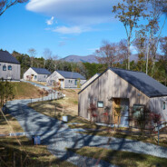 秋の日差しと高嶺の森のコテージ
