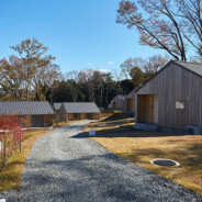 紅葉と高嶺の森のコテージ