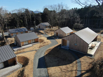高嶺の森のコテージ　地形を利用した配置設計