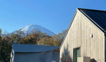 高嶺の森のコテージの屋根と富士山